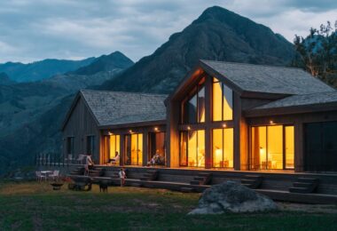 Как построить отель мечты без опыта и инфраструктуры: история алтайского проекта YÜTA