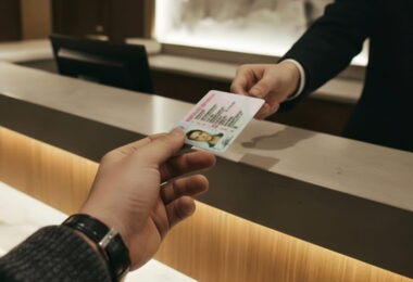 Как проверить водительское удостоверение при заселении в отель